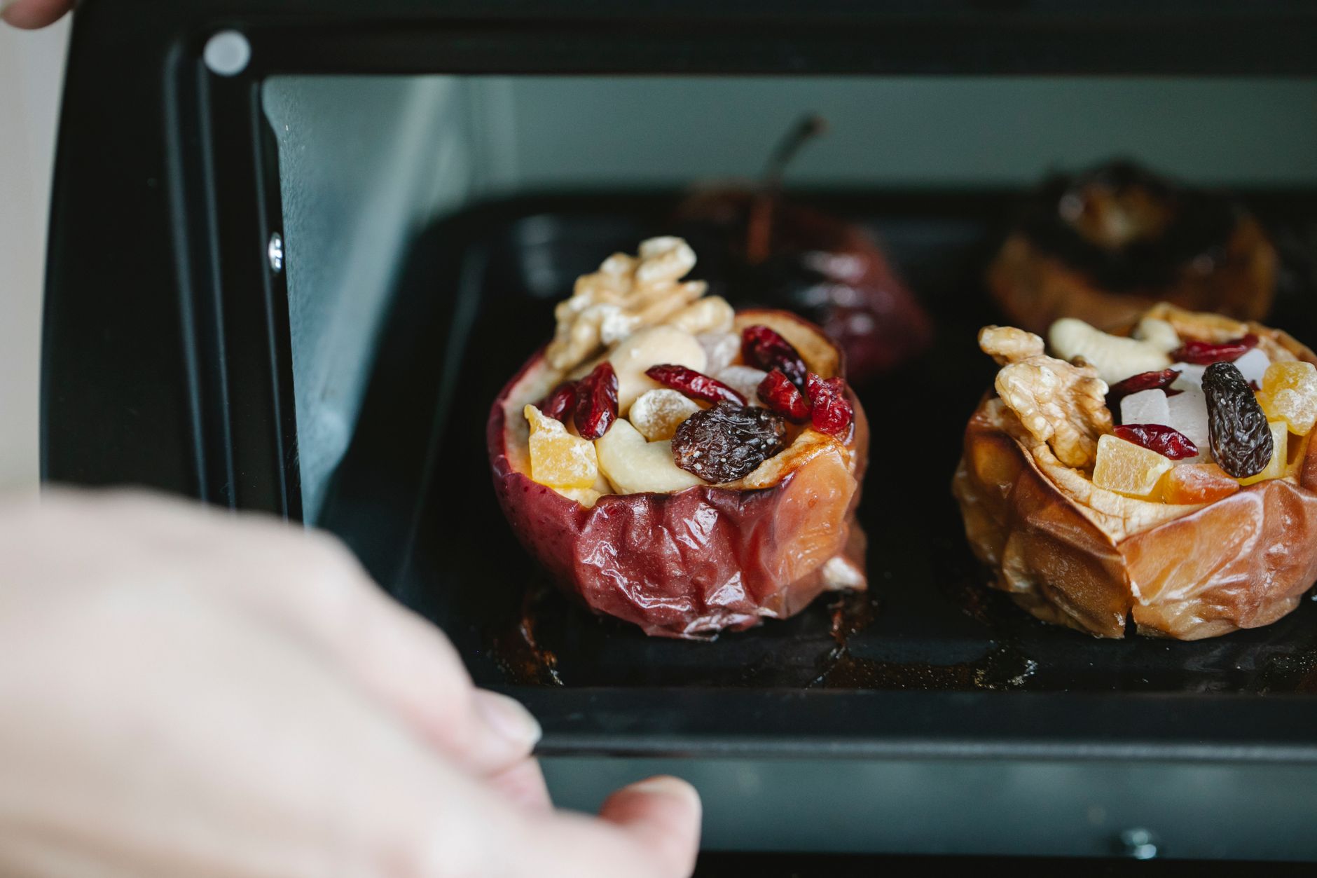 Ofen-Bratapfel mit Marzipan und Nüssen