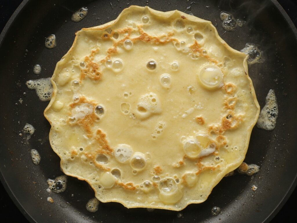 Butter schmilzt in der heißen Pfanne