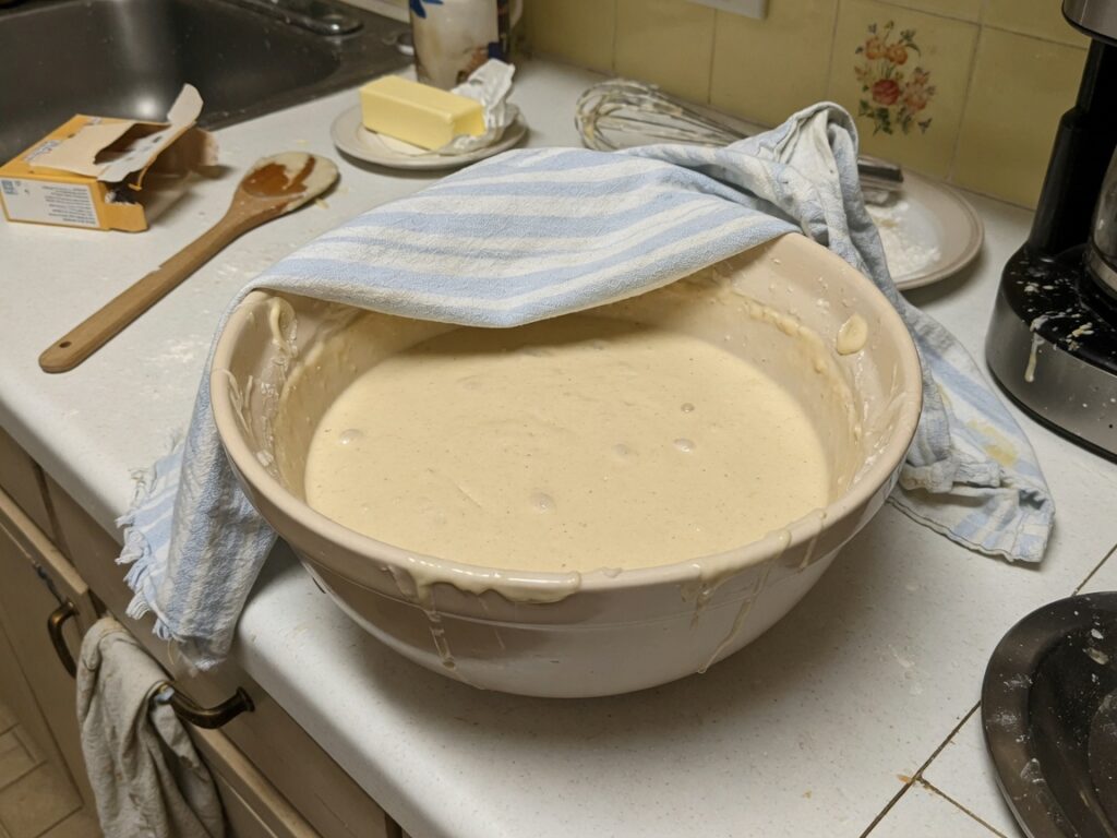 Pfannkuchen wird gewendet, Stapel im Hintergrund
