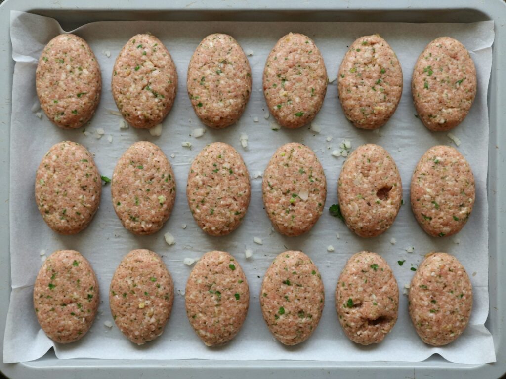 Frikadellen braten mit brauner Kruste in der Pfanne